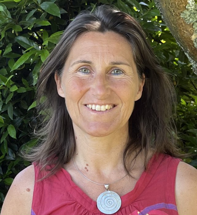 Accompagner les transitions de vie avec douceur, créativité et humanité.